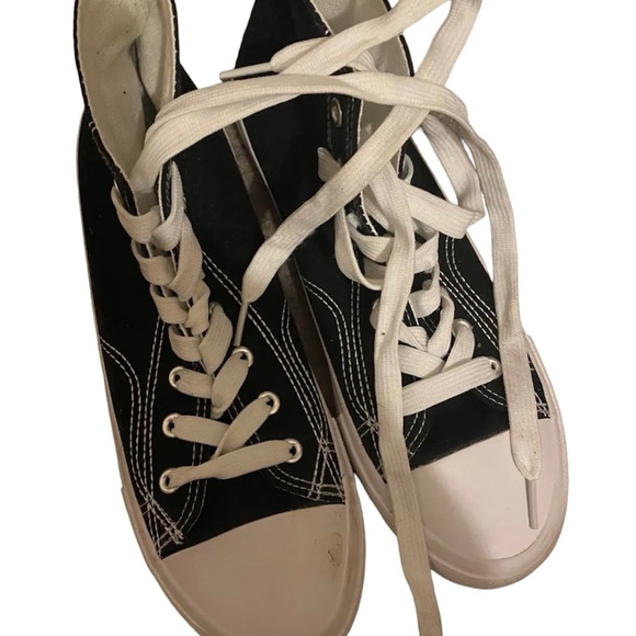 Black and white  hi-top skater style sneakers nwt 7.5 - Picture 1 of 2